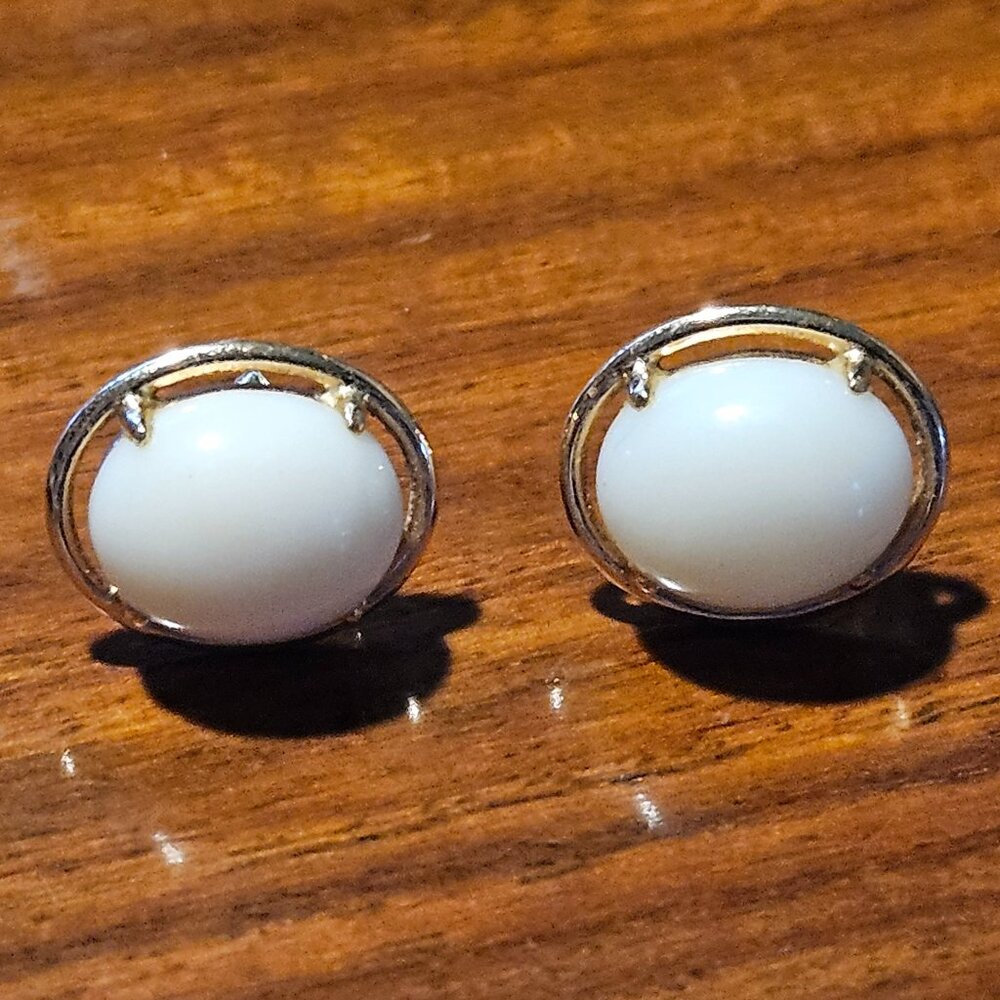 RARE VINTAGE ESTATE SIGNED GUMPS CORAL 14K GOLD OVAL CABOCHON POST BACK EARRINGS